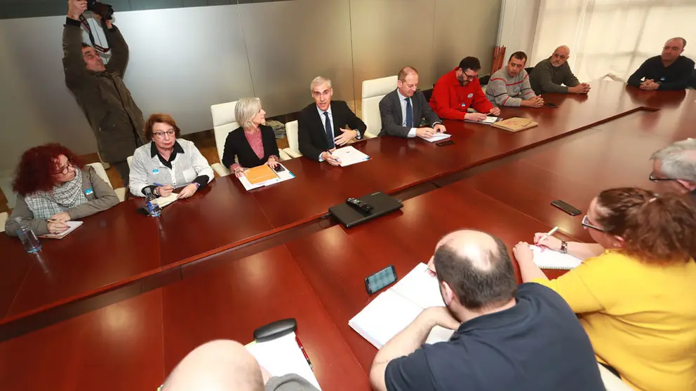 Xuntanza de Francisco Conde e outros cargos da Conseller&iacute;a de Econom&iacute;a co comit&eacute; de empresa de Poligal./C.PAZ.