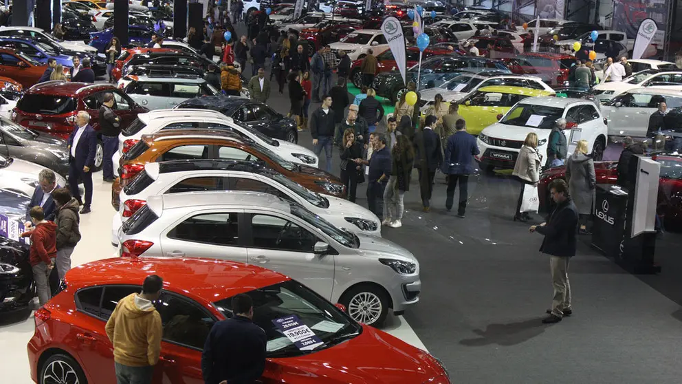 P&uacute;blico en la &uacute;ltima jornada del Sal&oacute;n del Autom&oacute;vil y la Motocicleta de Vigo.