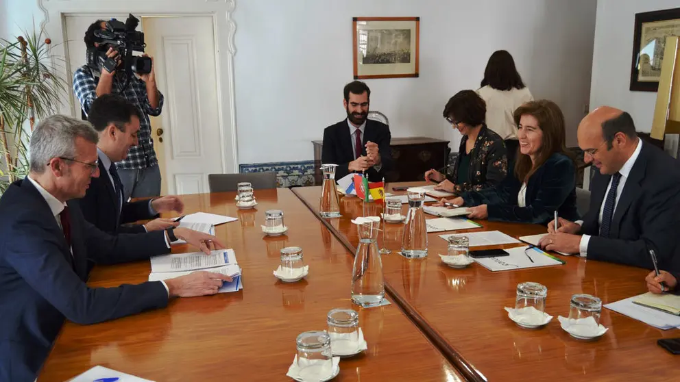 Reuni&oacute;n en Lisboa del vicepresidente de la Xunta, Alfonso Rueda, el conselleiro de Cultura e Turismo, Rom&aacute;n Rodr&iacute;guez, con el ministro de Econom&iacute;a luso, Pedro Siza.