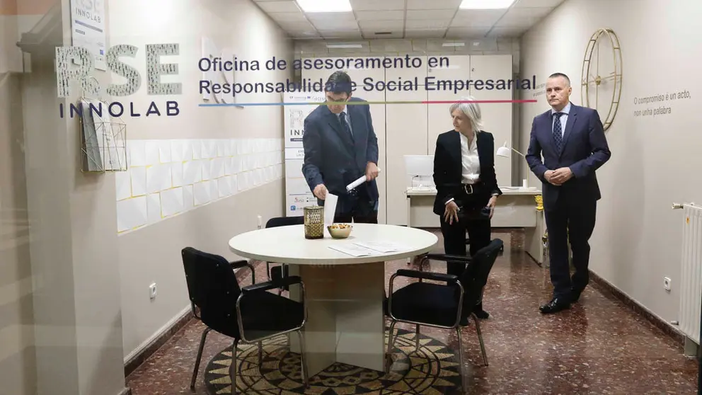 El delegado de la Xunta en Vigo, Ignacio L&oacute;pez-Chaves, la secretaria xeral de Emprego, Covadonga Toca, y el presidente de la CEP, Jorge Cebreiros, en la oficina RSE Innolab.