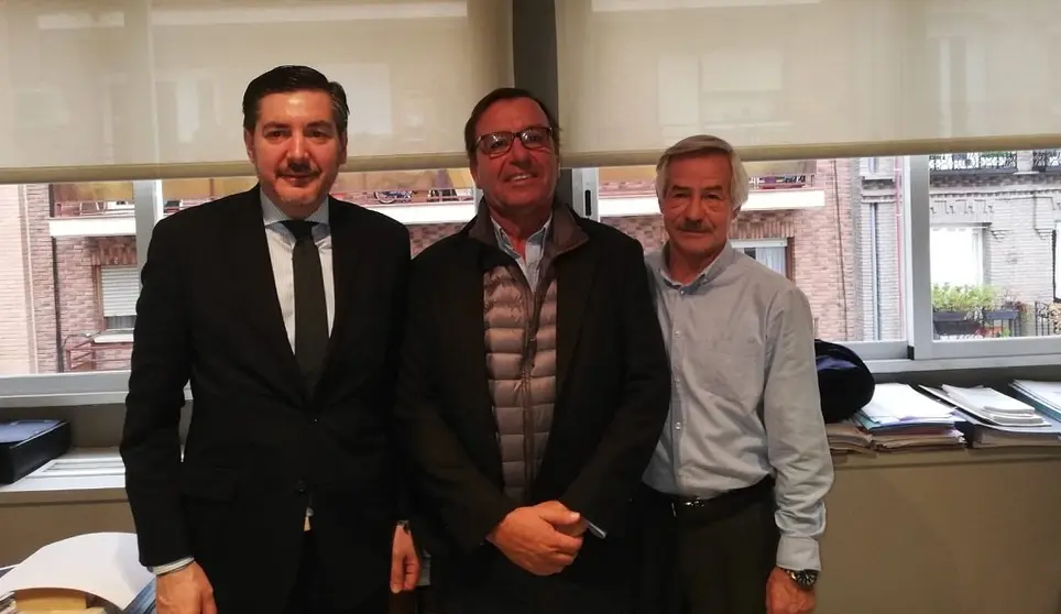 A la derecha de la imagen, Alfredo Blanco, director general de S4, junto a Luis Blanco y &Aacute;ngel Jes&uacute;s, ejecutivo de Clientes en S4.