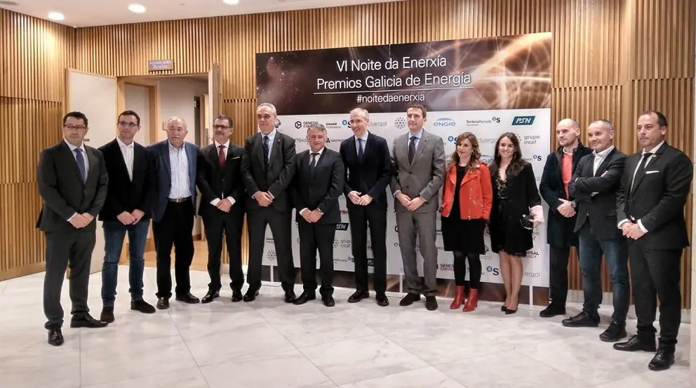 Galardonados con los Premios Galicia de Energ&iacute;a junto a autoridades, en la gala celebrada en Santiago.