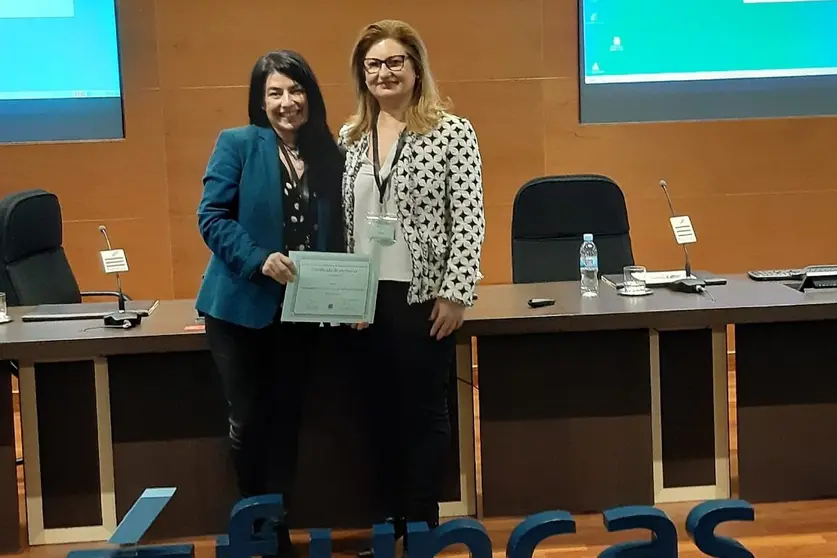 Tet&eacute; Vilar y Rosa Eguiz&aacute;bal recogieron el reconocimiento a V&iacute;aGalicia de Funcas.