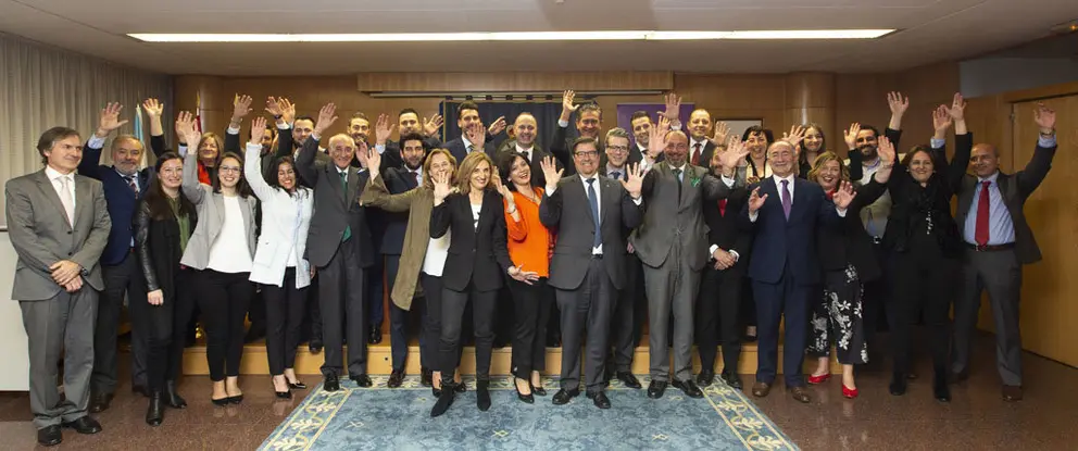 Foto de familia de autoridades, alumnos y profesores del curso de posgrado.