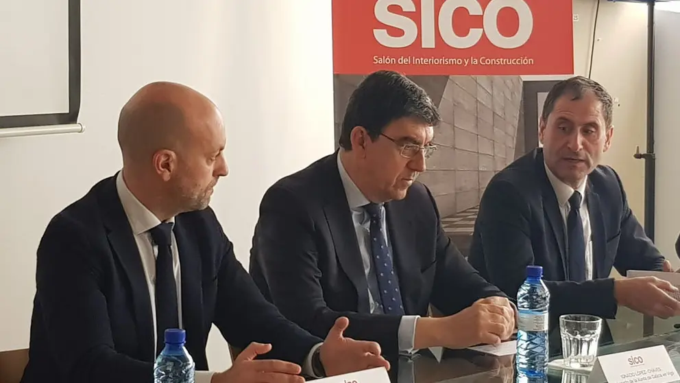 El concejal Jaime Aneiros, el delegado de la Xunta en Vigo, Ignacio L&oacute;pez-Chavez, y el director de  Grupo Mu&eacute;stralo, Javier Arnau, presentaron la feria SICO.