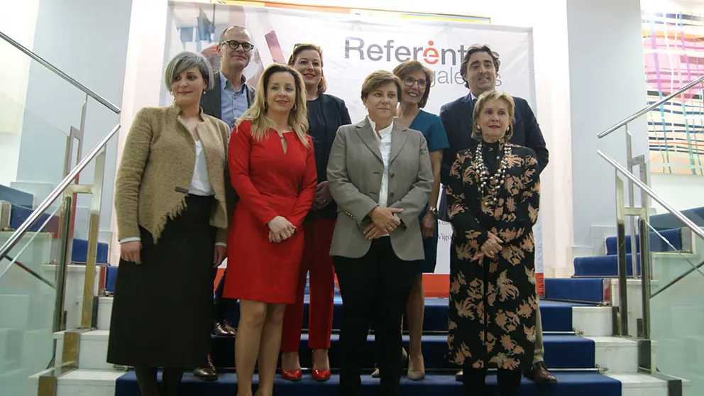 Jes&uacute;s V&aacute;zquez, Susana L&oacute;pez Abella, Carla Reyes, Jorge Pumar (2&ordf; fila), y In&eacute;s Rodr&iacute;guez, Luc&iacute;a L&oacute;pez, Dora Casal y Elena Paz, en la presentaci&oacute;n de Referentes Galegas en Ourense. /P.L.