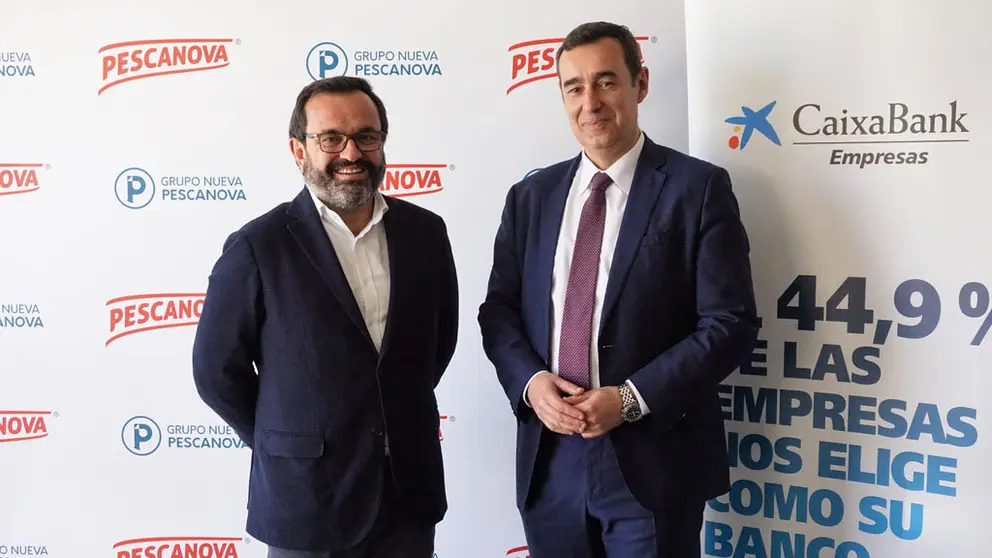 El consejero delegado de Nueva Pescanova, Ignacio Gonz&aacute;lez, junto al director territorial de CaixaBank en Galicia, Emilio Barreiro.
