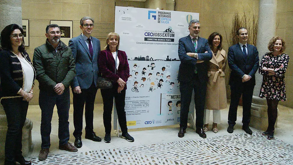Los vicepresidentes , el secretario y t&eacute;cnicas de la CEO, junto al director xeral de Orientaci&oacute;n e Promoci&oacute;n Laboral, y la delegada de la Xunta en Ourense./P.L.