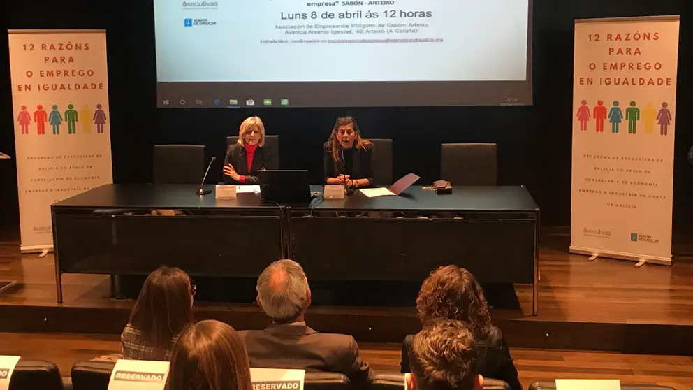 La secretaria xeral de Emprego, Covadonga Toca, y la secretaria de Executivas de Galicia, Ana Isabel Mart&iacute;nez, en la jornada en Arteixo.