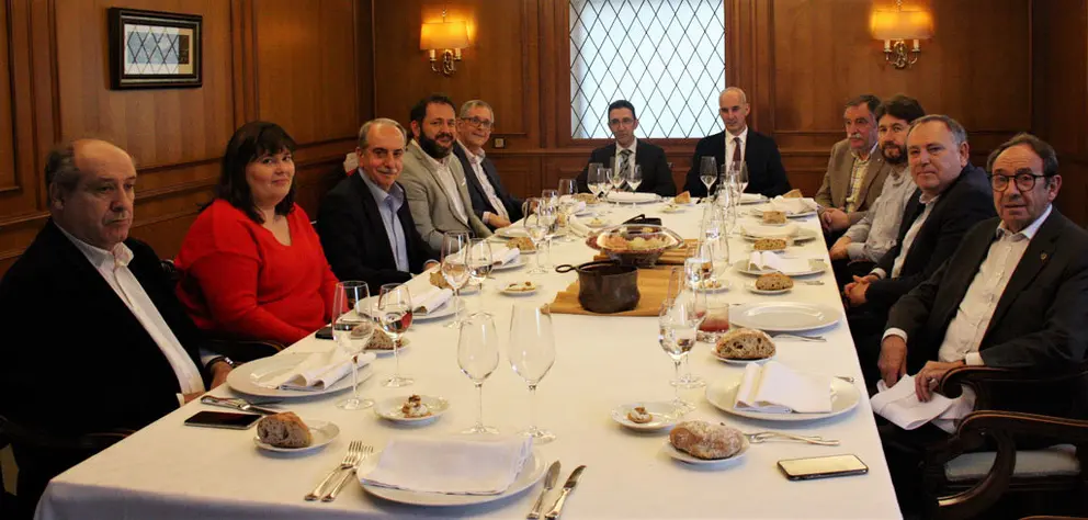 Alcaldes y alcaldesas de Arteixo, Bergondo, Carballo, Cerceda,Curtis, Laracha, Oleiros, Oza-Cesuras y Ponteceso junto a directivos de la C&aacute;mara de A Coru&ntilde;a.