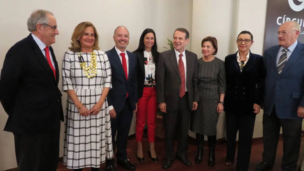 David Regades (tercero por la izq.) junto a miembros del Circulo de Empresarios, la presidenta de la Diputaci&oacute;n de Pontevedra y el alcalde de Vigo, entre otros.