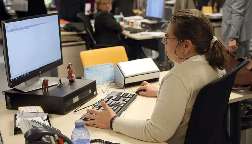 El paro registrado en las oficinas de los Servicios P&uacute;blicos de Empleo en Galicia se redujo en abril en 4.615 personas en relaci&oacute;n a marzo.