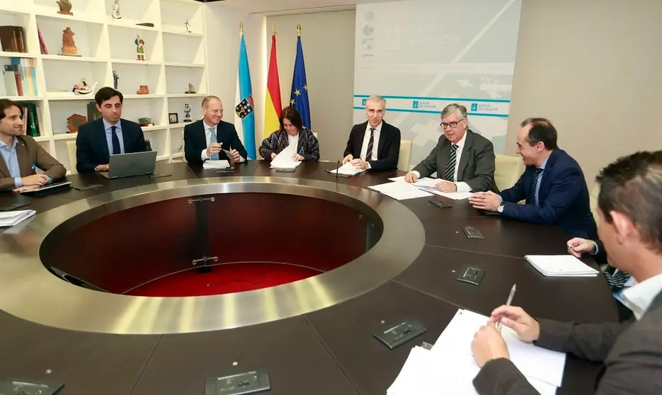 El conselleiro Francisco Conde (centro) reunido con representantes de Atiga./C.PAZ.