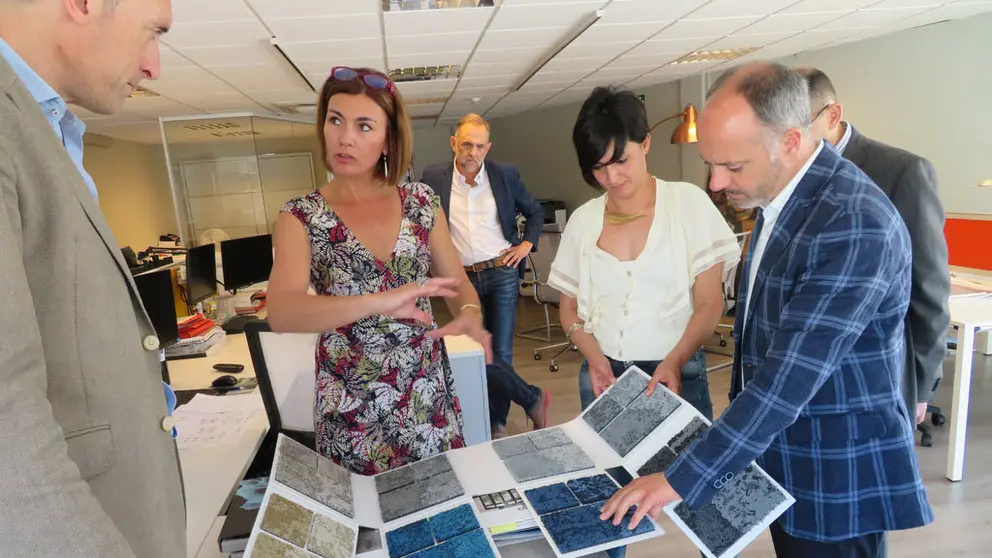 David Regades (derecha) conoci&oacute; las &uacute;ltimas tendencias en mobiliario en la empresa Dismac.