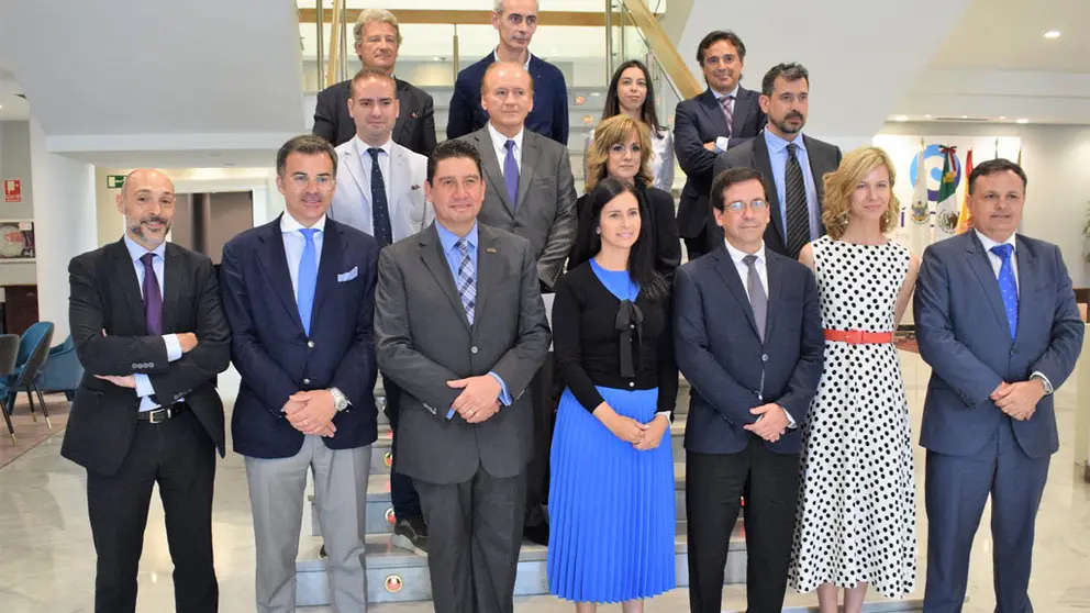 La delegaci&oacute;n del Estado mexicano de Quer&eacute;taro junto a la presidente del C&iacute;rculo y representantes empresariales pontevedreses.