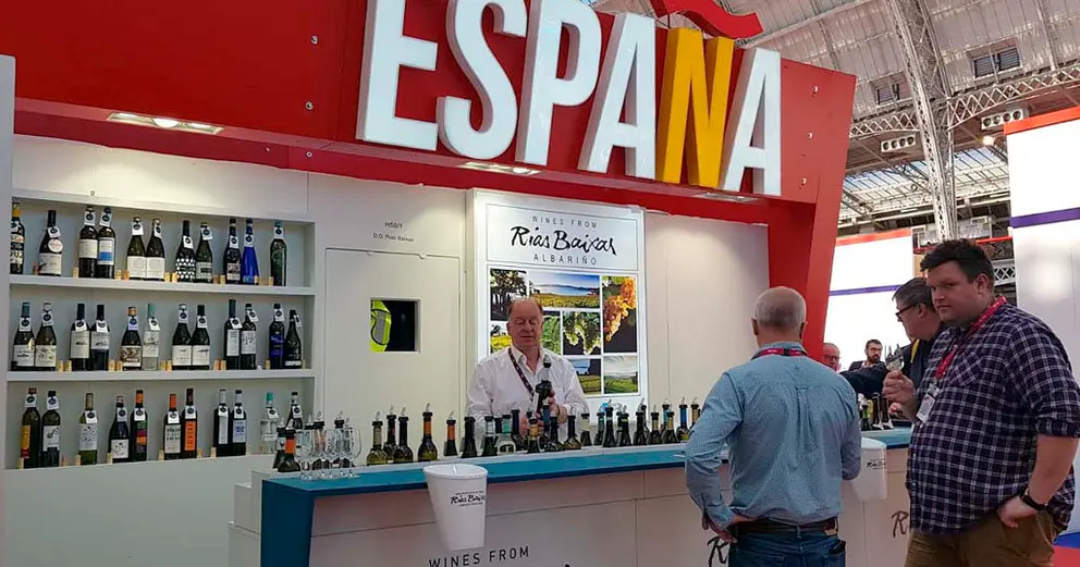 El stand de R&iacute;as Baixas en la London Wine Fair tiene formato de wine bar.