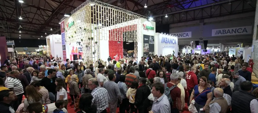 P&uacute;blico en el &aacute;rea de Salimat del recinto ferial de Silleda.