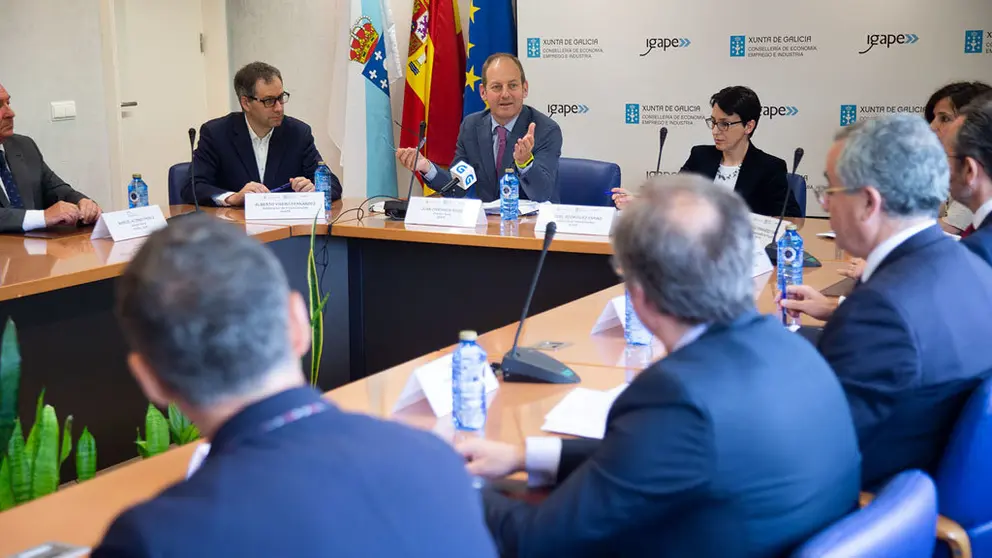 El director del Igape y los representantes de las SGR y las entidades bancarias, en la firma del convenio./X.CRESPO.