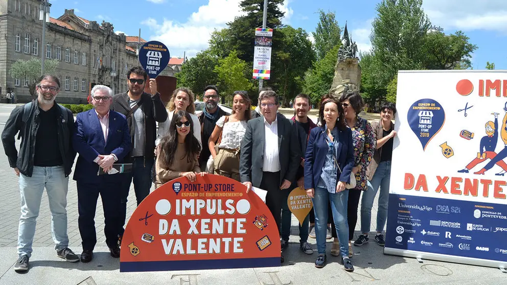 Foto de familia de organizadores, autoridades e participantes en edici&oacute;ns anteriores do Pont-Up Store./DUVI.