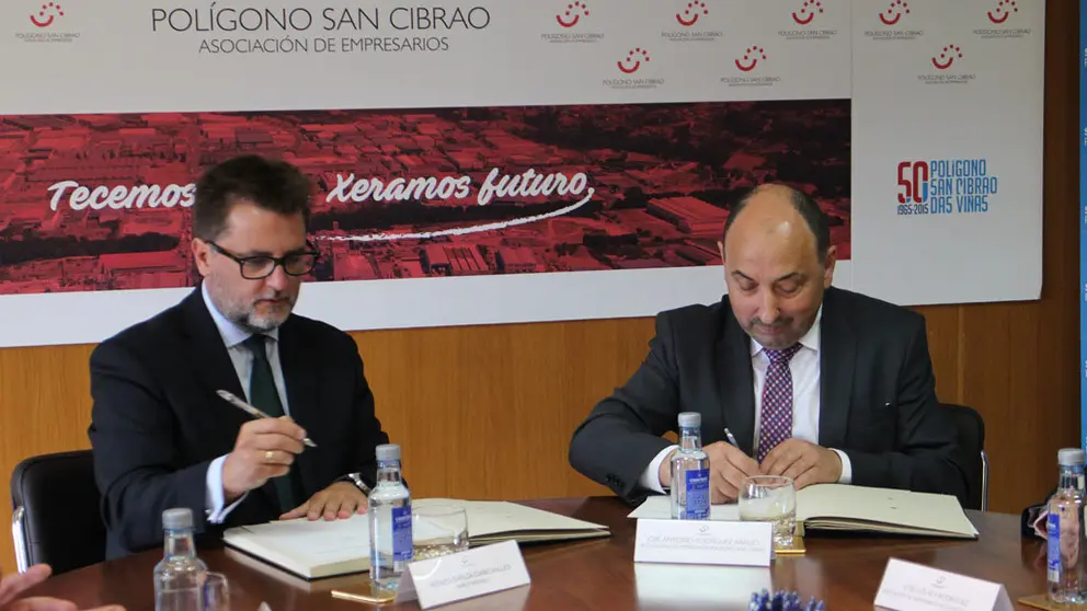 El presidente de la Asociaci&oacute;n de Empresarios, Jos&eacute; Antonio Rodr&iacute;guez Araujo, y el Director Regional del Sur de Galicia, Adolfo Garc&iacute;a-Cia&ntilde;o Vall&eacute;s, rubricaron el acuerdo.