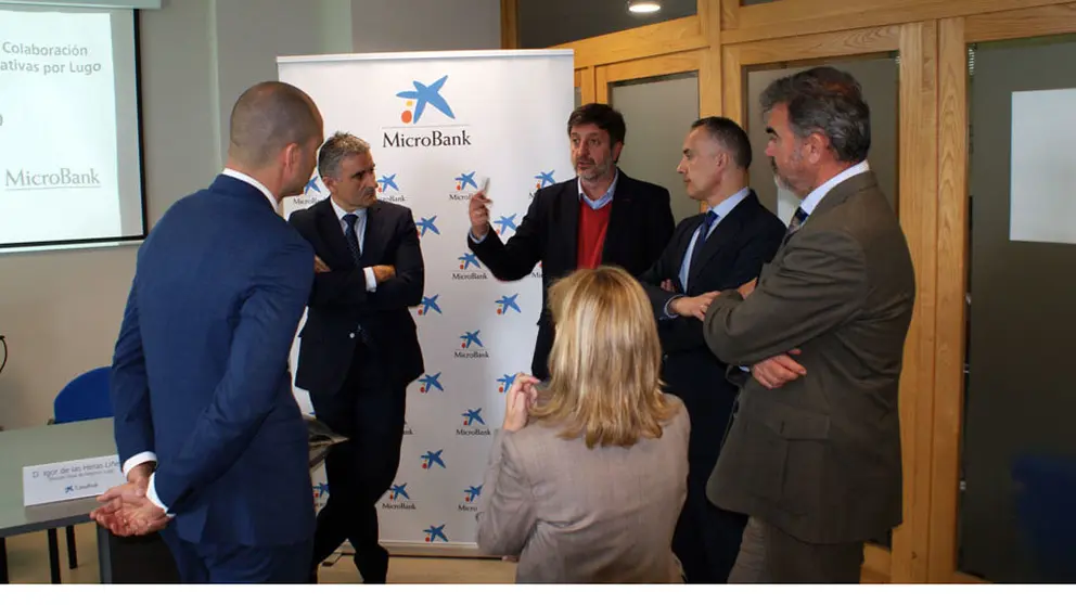 Asistentes al acto de firma del convenio entre la Fundaci&oacute;n CEL y MicroBank.