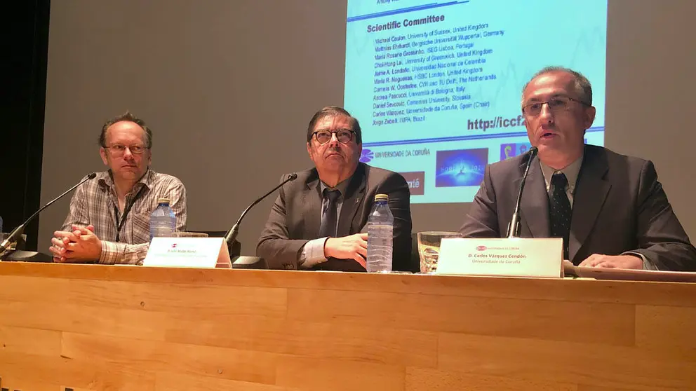 De izquierda a derecha:  Matthias Ehrhardt, miembro del Comit&eacute; Cient&iacute;fico del congreso y profesor de la Universidad de Wuppertal (Alemania); Julio Abalde, rector de la Universidad de A Coru&ntilde;a; y Carlos V&aacute;zquez Cend&oacute;n, catedr&aacute;tico de Matem&aacute;tica Aplicada.