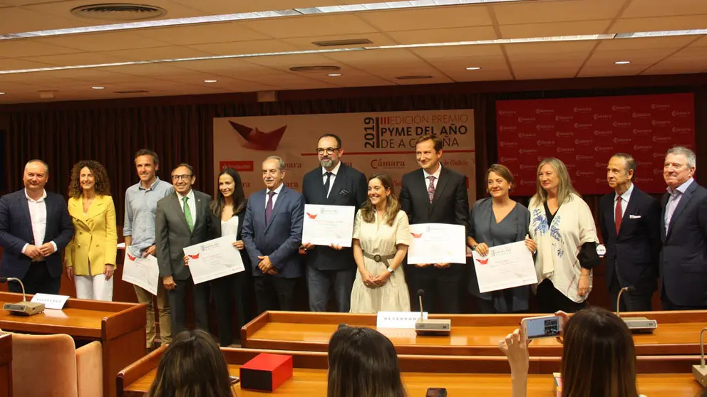 Los galardonados con el premio Pyme del A&ntilde;o de A Coru&ntilde;a y los acc&eacute;sits, junto a representantes de las entidades que convocaban el galard&oacute;n.