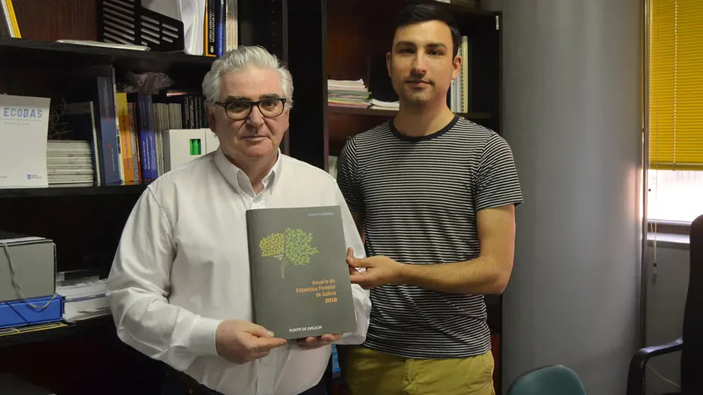 Pedro Figueroa e Daniel Gallego, co anuario de estat&iacute;stica forestal./DUVI.