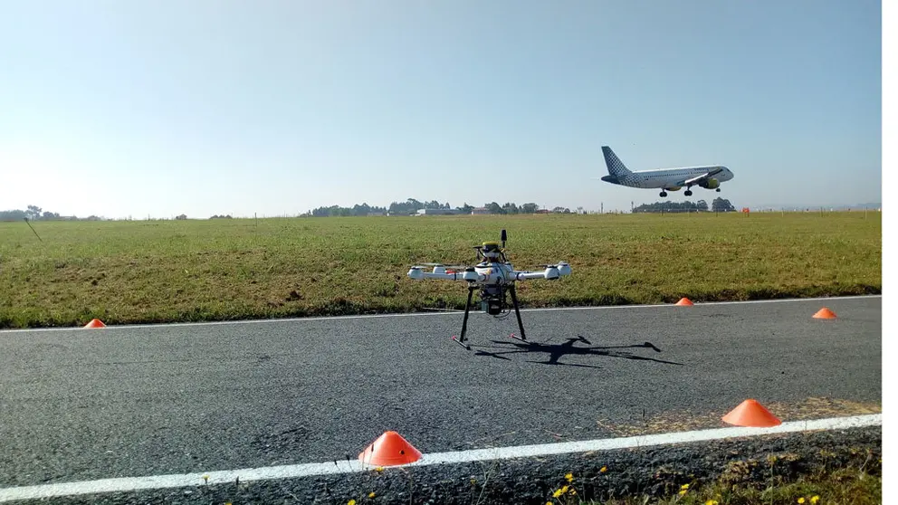 El aeropuerto de Alvedro ha acogido el primer vuelo de un dron en una pista de aterrizaje en Espa&ntilde;a.