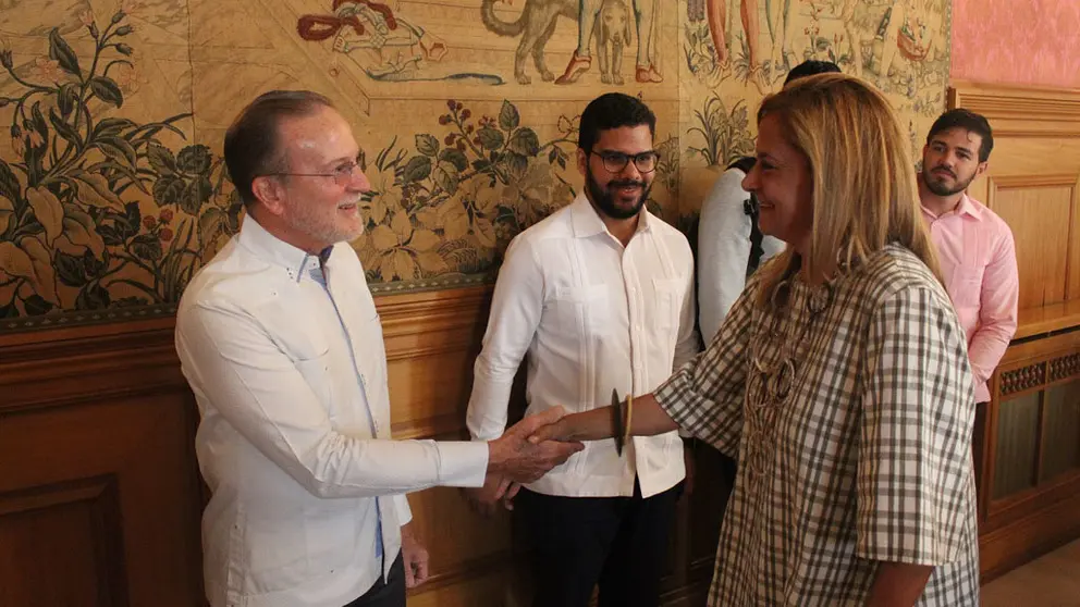 La presidenta de la Diputaci&oacute;n de Pontevedra recibi&oacute; a la delegaci&oacute;n dominicana.