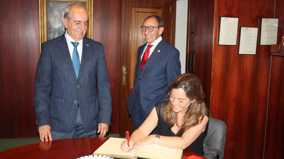 La alcaldesa de A Coru&ntilde;a, In&eacute;s Rey, en presencia del presidente y el secretario general de la C&aacute;mara, Antonio Couceiro y Gonzalo Ortiz.