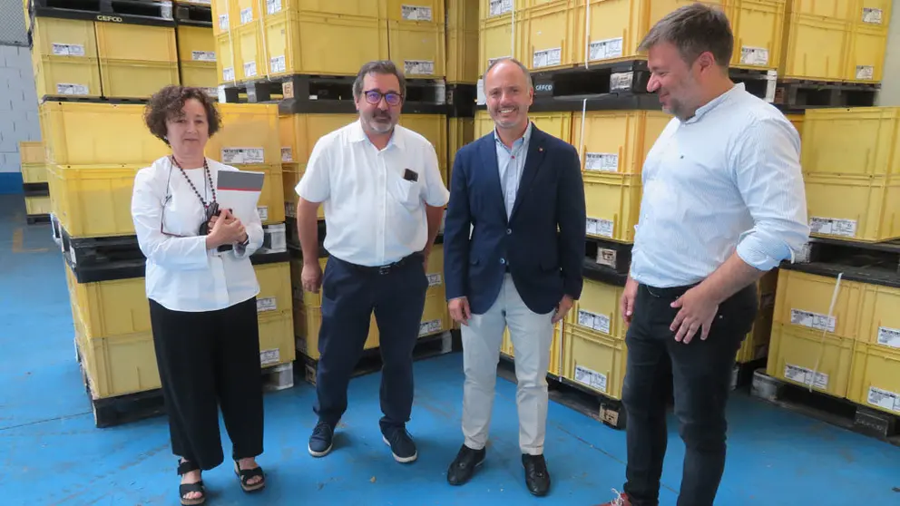 D&eacute;bora Ramonde y David Regades (2&ordm; por la derecha) con Francisco Jos&eacute; Est&eacute;vez y Francisco Comesa&ntilde;a, socios de Alfacargo.
