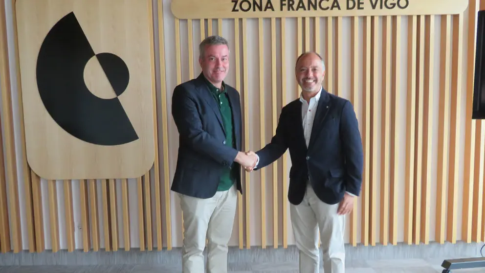 El alcalde de A Ca&ntilde;iza, Luis Pi&ntilde;a, y el delegado de la Zona Franca de Vigo, David Regades.