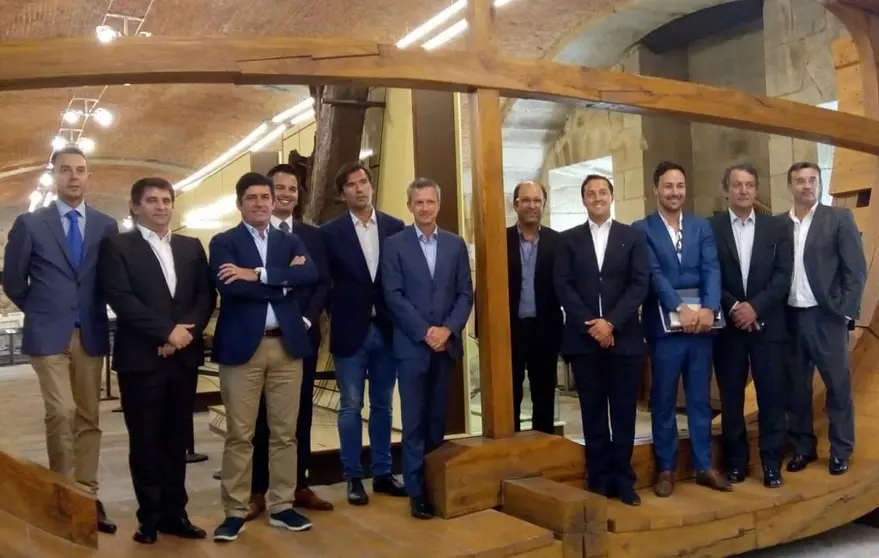 La delegaci&oacute;n portuguesa, acompa&ntilde;ada por directivos de la AEF, en Exponav, en Ferrol.