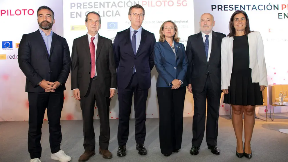 El secretario de Estado para el Avance Digital (en funciones), Francisco Polo, el alcalde de Vigo, Abel Caballero, el presidente de la Xunta de Galicia, Alberto N&uacute;&ntilde;ez Feij&oacute;o, la ministra de Econom&iacute;a y Empresa (en funciones), Nadia Calvi&ntilde;o, el delegado del Gobierno en Galicia, Javier Losada, y la consejera delegada de Telef&oacute;nica Espa&ntilde;a, Mar&iacute;a Jes&uacute;s Almazor.