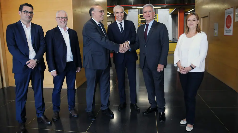 D&aacute;ndose la mano, el rector de la Universidad de Vigo, el conselleiro de Econom&iacute;a y el