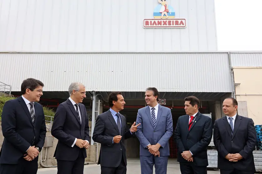 El conselleiro de Econom&iacute;a, Francisco Conde, el presidente de Jealsa, Jes&uacute;s Manuel Alonso, y el gobernador de Cear&aacute;, Santana, delante de la f&aacute;brica de la conservera en Boiro.