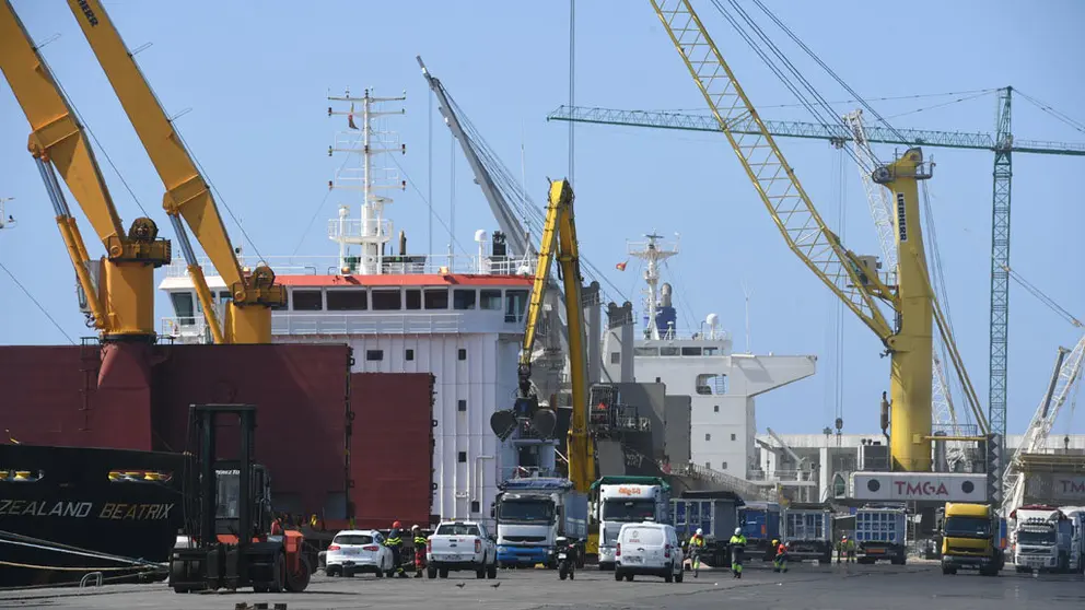 Actividad en el Puerto exterior de A Coru&ntilde;a.