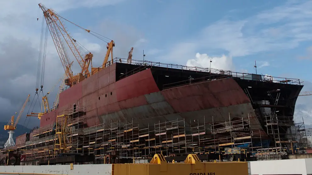 Crucero en construcci&oacute;n en el astillero Barreras.