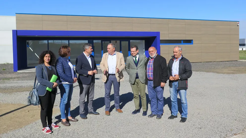 El delegado territorial de la Xunta en A Coru&ntilde;a, Ovidio Rodeiro, el alcalde de A Laracha, Jos&eacute; Manuel L&oacute;pez, y el director xeral de Enerx&iacute;a e Minas, &Aacute;ngel Bernardo Tahoces, entre otros, frente al nuevo vivero de empresas del municipio.