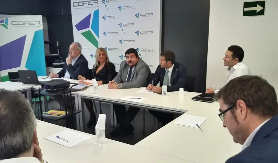 La gerente de SEA, Beatriz Sestayo, junto al presidente de Cofer, Cristobal Dobarro, y otros directivos de la asociaci&oacute;n empresarial ferrolana.
