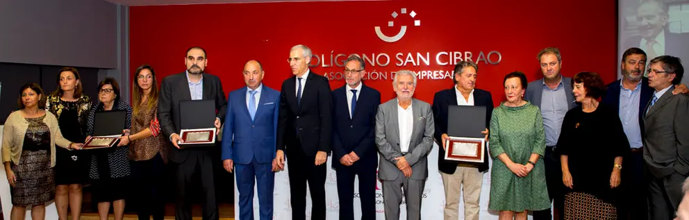 Directivos de la Asociaci&oacute;n de empresarios del Pol&iacute;gono de San Cibrao, autoridades y familiares de los homenajeados.
