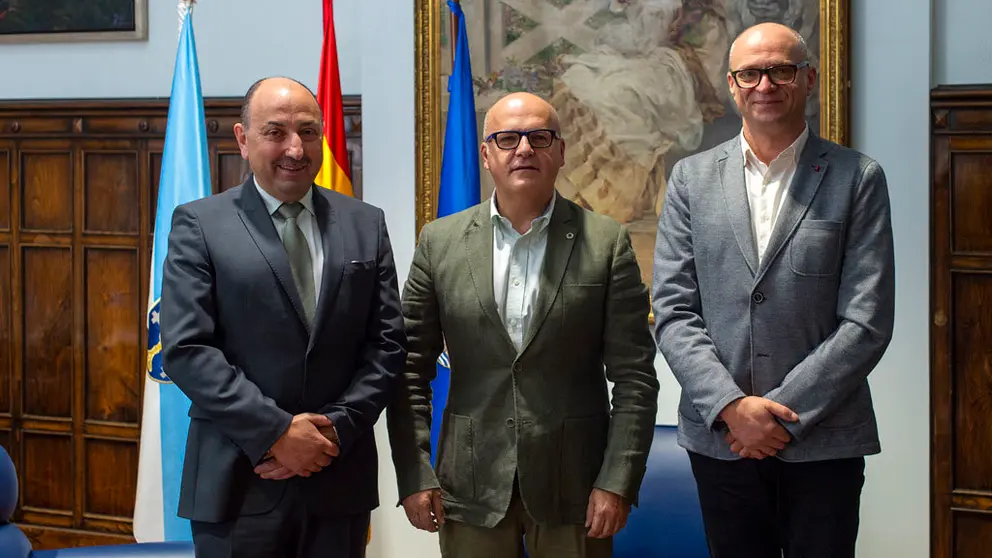 Jos&eacute; Antonio Rodr&iacute;guez, Manuel Baltar y el secretario de la Asociaci&oacute;n, Sergio Mourille./A.PAZ.