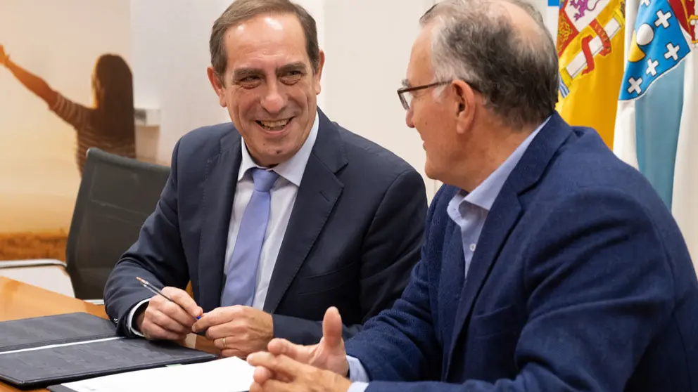 conselleiro de Facenda, Valeriano Mart&iacute;nez, e o presidente da Federaci&oacute;n Galega de Municipios e Provincias (FEGAMP), Alfredo Garc&iacute;a, asinaron o protocolo.