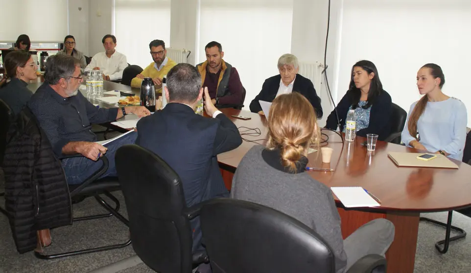 Asistentes a la jornada sobre Sistemas de Gesti&oacute;n de Miner&iacute;a Sostenible en la FCTGG, en Porri&ntilde;o.