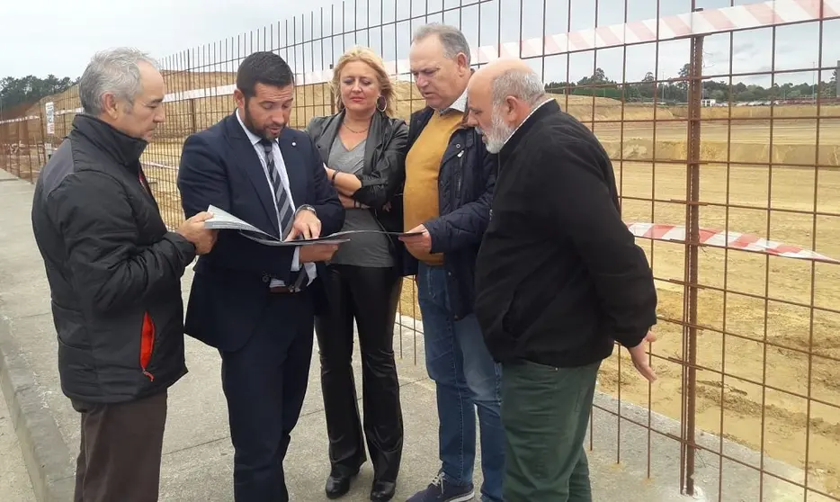 La gerente de SEA, Beatriz Sestayo, el alcalde de A Laracha, Jos&eacute; Manuel P&eacute;rez Varela, y t&eacute;cnicos de SEA, en el parque empresarial de A Laracha.