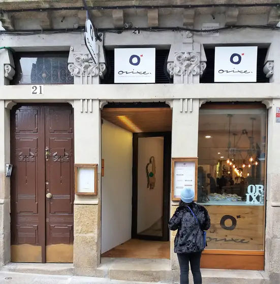 Local comercial rehabilitado no casco hist&oacute;rico de Santiago.