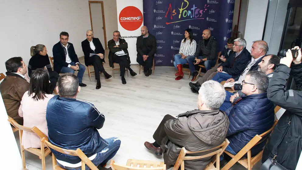 Reuni&oacute;n de la mesa de trabajo local de As Pontes con el conselleiro Francisco Conde./K.DELGADO.