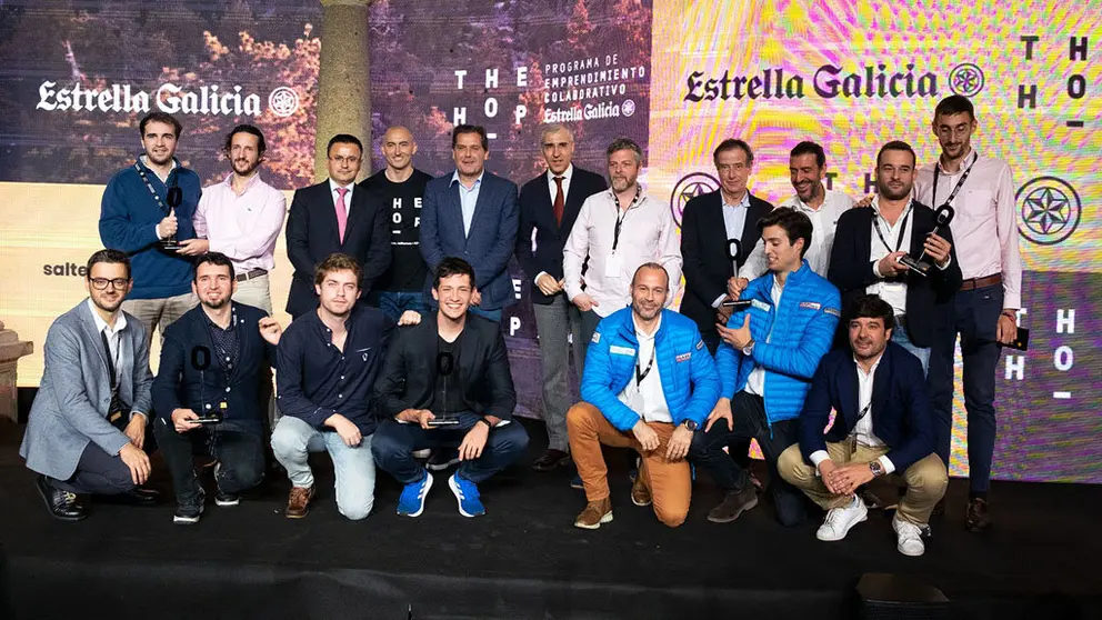 Los conselleiros de Medio Rural y de Econom&iacute;a, directivos de Estrella Galicia y los representantes de las seis startups ganadoras en The Hop.