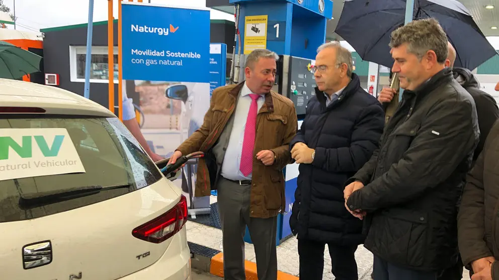 Veh&iacute;culo repostando GNV en la nueva gasinera de Mercagalicia, en el Pol&iacute;gono compostelano del Tambre.